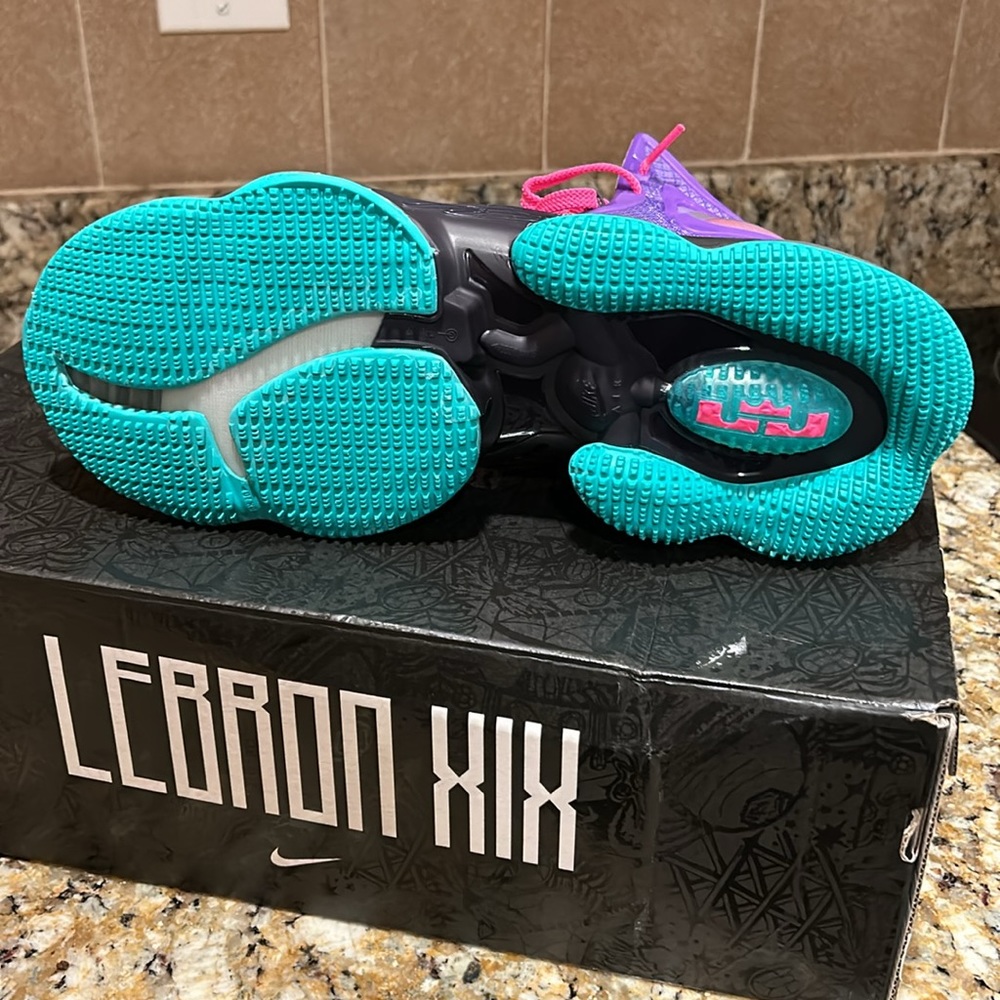Lebron XIX - Picture 2 of 5